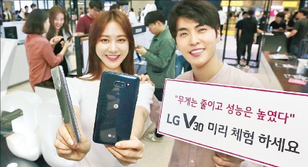 갤노트8 vs V30…예약 판매 경쟁