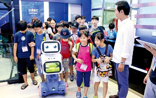대덕사이언스투어에 참가한 학생들이 대전지능로봇산업화센터를 둘러보고 있다. 연구개발특구진흥재단 제공 