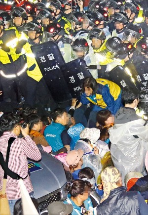 사드(고고도 미사일방어체계) 발사대 4기 추가배치가 예정된 7일 새벽 경북 성주군 소성리 마을회관 앞에서 반대집회 해산에 나선 경찰과 시위대가 몸싸움을 벌이고 있다.  /연합뉴스 