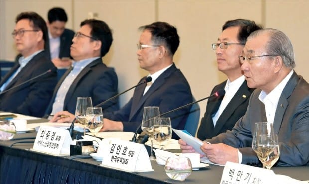 김인호 한국무역협회장(맨 오른쪽)이 지난 8일 열린 서비스산업발전기본법 제정 건의를 위한 합동 간담회에서 인사말을 하고 있다.  /김영우 기자 youngwoo@hankyung.com