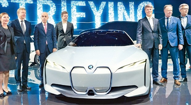 하랄드 크루거 BMW그룹 회장(오른쪽 세 번째) 등 BMW 경영진이 12일 독일 프랑크푸르트모터쇼에서 시속 200㎞까지 4초 이내에 가속할 수 있는 초고성능 전기차 ‘BMW i 비전 다이내믹스’를 소개하고 있다.  /BMW 제공 