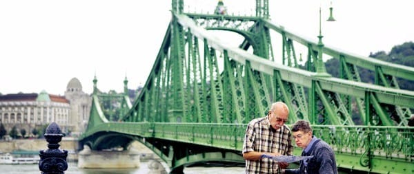 헝가리 부다페스트 세체니 다리에서 지도를 보고 있는 관광객 