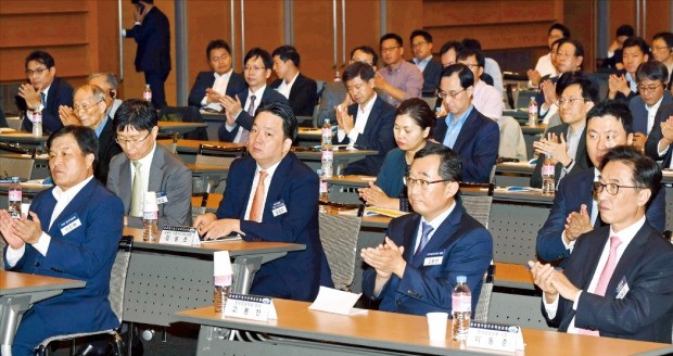 한국경제신문사와 한국증권학회가 공동 주최한 ‘기업 구조혁신 포럼’이 14일 서울 세종대로 대한상공회의소 국제회의장에서 열렸다. 이진복 국회 정무위원장(앞줄 왼쪽부터), 고봉찬 한국증권학회 회장, 이동춘 한국성장금융 사장 등 참석자들이 개회사를 들은 후 박수치고 있다.  /신경훈 기자 khshin@hankyung.com