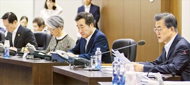 < 문 대통령, NSC 전체회의 소집 > 문재인 대통령이 15일 청와대에서 국가안전보장회의(NSC) 전체회의를 소집해 북한의 탄도미사일 발사에 대한 대응방안을 논의하고 있다. 왼쪽부터 송영무 국방부 장관, 강경화 외교부 장관, 이낙연 국무총리, 문 대통령. 청와대 제공 