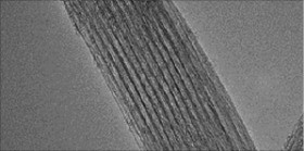 벌집 모양의 탄소 덩어리가 가느다란 관 형태로 뭉쳐 있는 탄소나노튜브. 