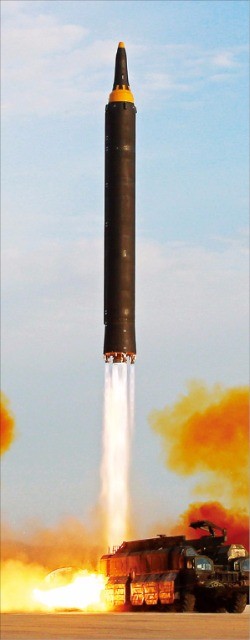 지난 16일 북한 조선중앙통신이 15일 발사된 중거리탄도미사일(IRBM) ‘화성-12형’ 발사 장면을 공개했다. ‘화성-12형’은 사실상 실전배치를 눈앞에 둔 것으로 분석됐다. 연합뉴스
 