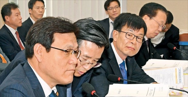 공정거래위원회와 금융위원회, 금융감독원은 18일 국회 정무위원회에 정책방향 등을 보고했다. 앞줄 왼쪽부터 최종구 금융위원장, 김용범 금융위 부위원장, 김상조 공정거래위원장, 최흥식 금감원장.  /김범준 기자 bjk07@hankyung.com