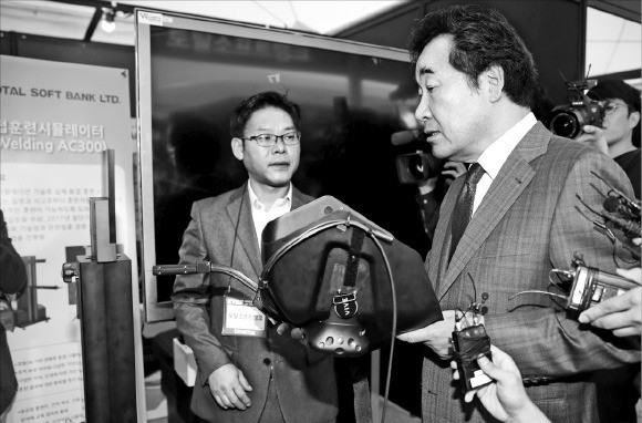 이낙연 국무총리가 18일 서울 상암동 누리꿈스퀘어에서 열린 ‘코리아 VR 페스티벌 2017’에서 토탈소프트뱅크가 개발한 VR 용접 시뮬레이터에 대해 설명을 듣고 있다. /연합뉴스