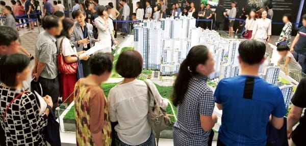 서울 문정동 래미안강남포레스트 모델하우스를 둘러보는 방문객들. 이 단지는 평균 40 대 1의 청약경쟁률을 기록했다.  삼성물산  제공 