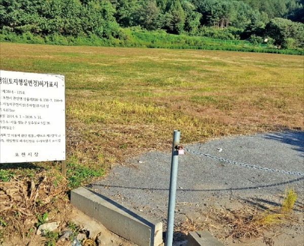 지난 22일 경기 포천시의 영업용 화물자동차 차고지. 관리자 홀로 화물차 한 대 없는 차고지를 지키고 있었다.  /박진우 기자 jwp@hankyung.com 