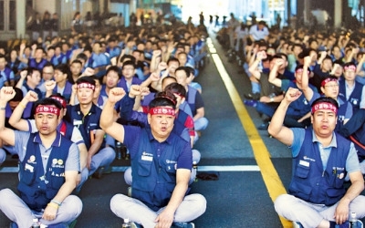 치솟는 임금·세금에 '비명'…"한국에선 더 버틸 재간이 없다"