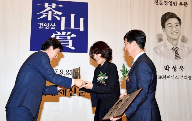 전문경영인 부문 수상자인 박성욱 SK하이닉스 부회장(오른쪽)과 부인 정진기 씨가 김기웅 한국경제신문 사장으로부터 상장과 상패를 받고 있다. 허문찬 기자 sweat@hankyung.com