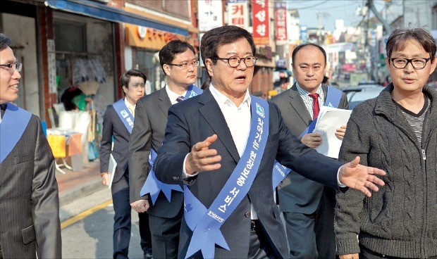 김병기 경기신용보증재단 이사장 등 직원들이 현장보증지원을 위해 전통시장을 찾았다.
 