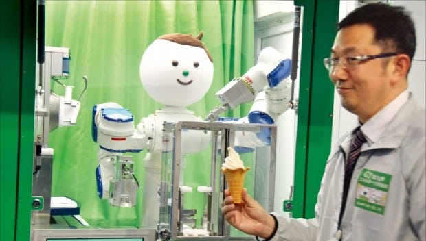 일본 기타큐슈에 있는 산업용 로봇 제조업체 야스카와전기의 연구원이 로봇이 만든 아이스크림을 들어 보이고 있다.  /야스카와전기 제공 