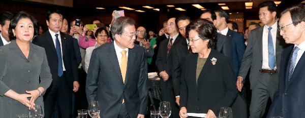 < ‘10·4 남북 정상선언’ 10주년 기념식 > 문재인 대통령과 김정숙 여사(문 대통령 왼쪽)가 26일 서울 여의도 63컨벤션센터에서 열린 ‘10·4 정상선언 10주년 기념행사’에 참석했다. 문 대통령 오른쪽은 노무현 전 대통령의 부인 권양숙 여사, 이해찬 더불어민주당 의원.  /연합뉴스 