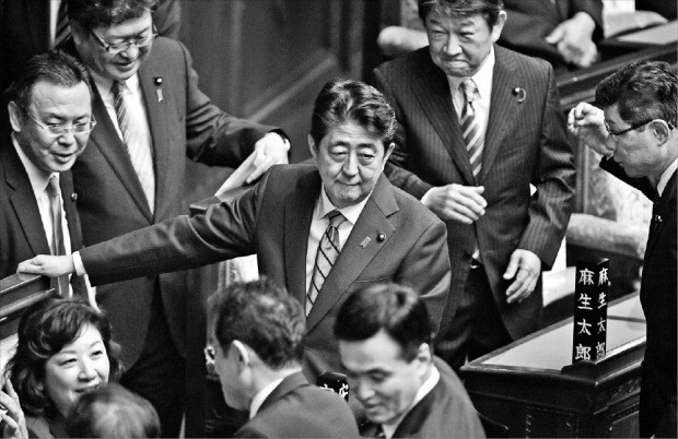 아베 신조 일본 총리(가운데)가 28일 중의원 해산 절차가 진행된 도쿄 의회의사당 본회의장에 들어서고 있다.  /도쿄EPA연합뉴스