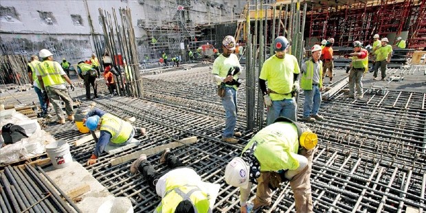 글로벌 금융위기 이후 미국 경제가 살아나면서 저소득층이 주로 일하는 건설업 일자리가 크게 늘었다. 