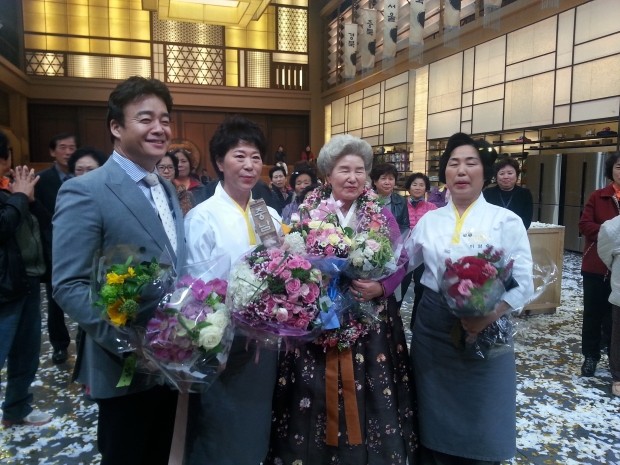 [한경·네이버 FARM] 백종원이 극찬한 표고요리, 부여 버섯농부 손에서 나왔다