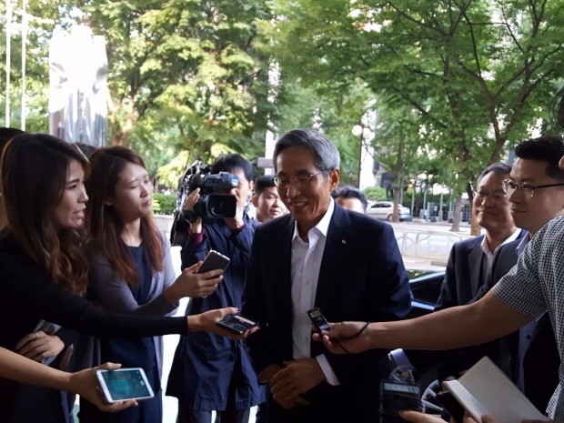 윤종규 KB금융 회장 "행장 분리, 이사회와 논의중"