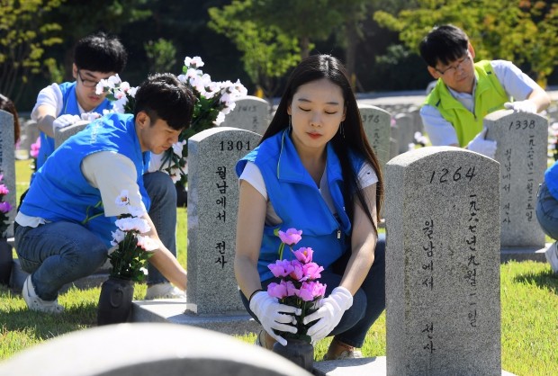 농협중앙회, 대학생 홍보대사와 현충원 헌화