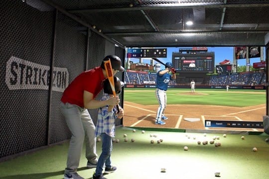 스크린 야구 브랜드 스트라이크존에서 아버지와 아들이 야구를 즐기고 있다 . /뉴딘콘텐츠 제공