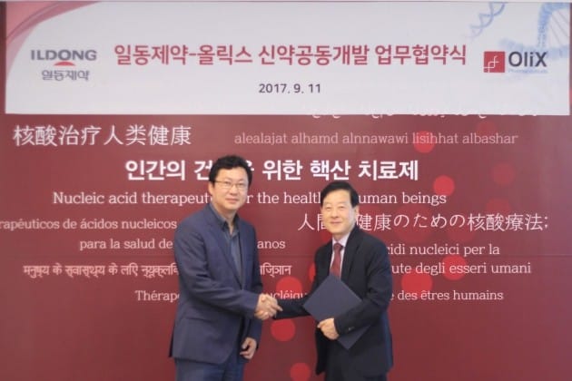 올릭스 이동기 대표(왼쪽)와 일동제약 중앙연구소장 강재훈 전무가 업무협약 체결 후 기념촬영을 하고 있다. 