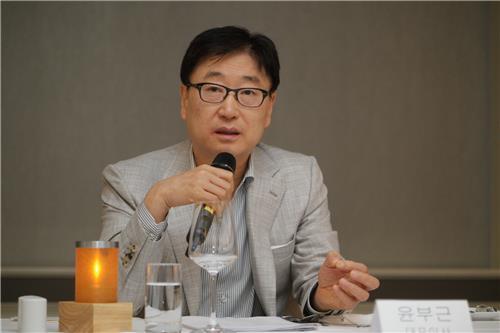 윤부근 삼성 사장 "선단장 없는 배… 무섭고 두렵다"