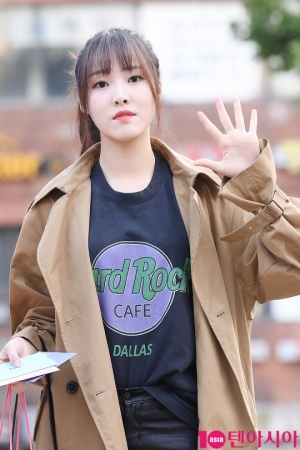 [TEN PHOTO] 여자친구 유주 &#39;남심 녹이는 눈빛&#39;