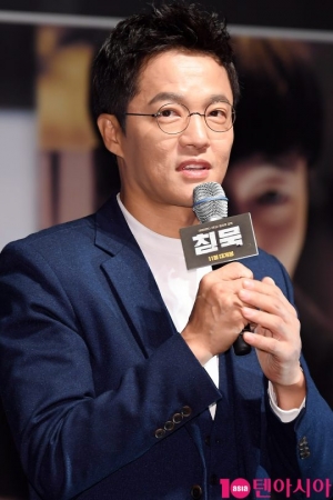 [TEN PHOTO] 인사말 하는 배우 조한철