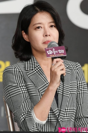 [TEN PHOTO] 인사말 하는 배우 김여진
