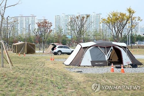 나는 캠핑이 좋다…공공캠핑장 주말 예약 '하늘의 별따기'