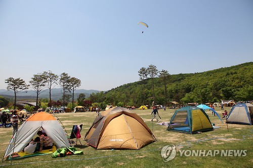 나는 캠핑이 좋다…공공캠핑장 주말 예약 '하늘의 별따기'