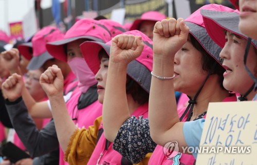 "기간제 교사·강사 예외 없이 정규직 전환해야"