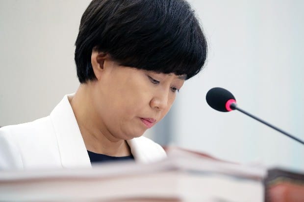 이유정 발목 잡은 '주식 거래'에 증권가 갑론을박