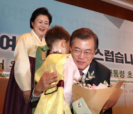 문 대통령, 연해주 동포간담회에서 "자부심 늘낄 수 있는 정의로운 나라 만들겠다"