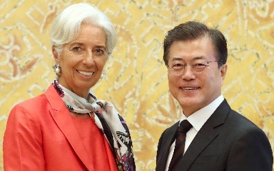 문 대통령, IMF 총재 접견… "사람중심 경제, IMF 권고에 부합"