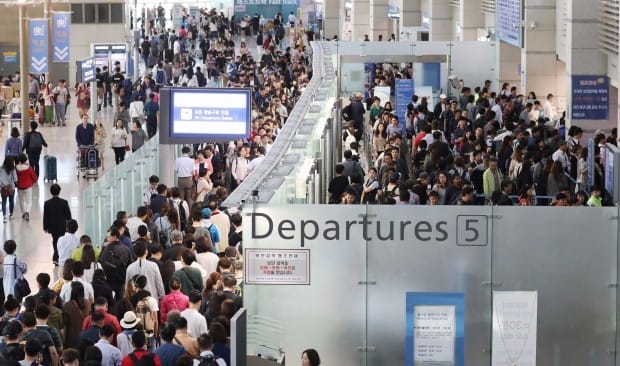 "먼저 갑니다"… 추석 황금연휴 앞두고 인천공항 벌써 북적