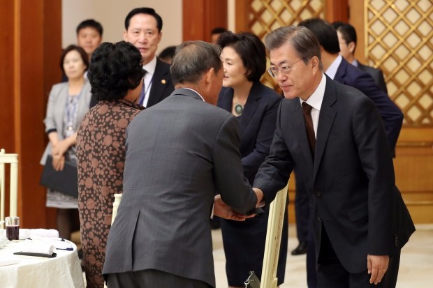 文대통령 "국민 생명·안전에 헌신한 분들 생명·복지 챙겨야"