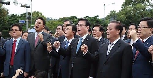 靑 항의방문 한국당 의원들, 대통령 면담불발에 "매우 유감"