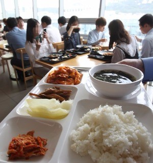 살충제 계란 불안 금값 채소 부담… "학교급식 뭘로 채우나"