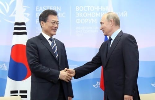 문 대통령·푸틴, 나란히 산책 후 평창동계올림픽 홍보관 방문