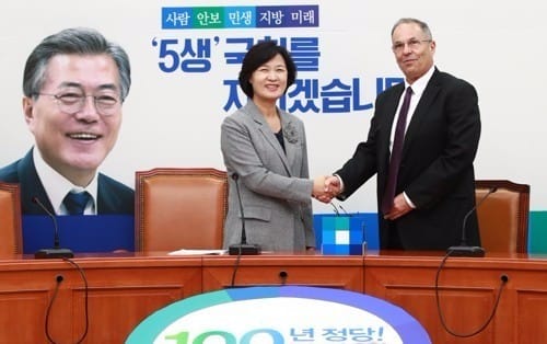 추미애 "해뜨기전 가장 어두워… 어둠 지나면 동튼다"