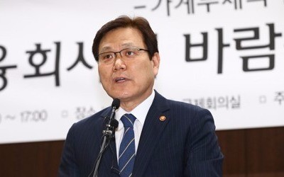 박근혜 전 대통령이 25일 서울 서초동 서울중앙지방법원에서 열린 국정농단 사건 59차 공판에 출석하고 있다. /강은구 기자 egkang@...