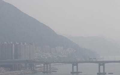 "전국 숨 막히는 하루"… 늦더위에 미세먼지까지 '짜증'