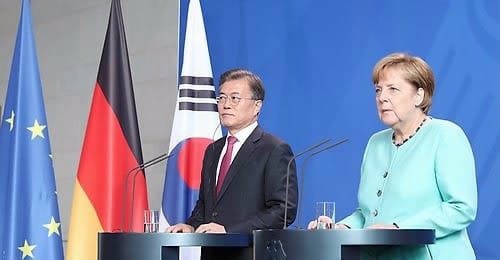 문 대통령, 독일 메르켈 총리에 축전… "북핵 긴밀한 협의 기대"