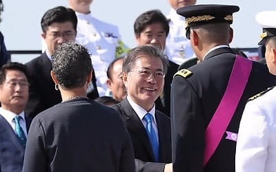 국군의날에도 바뀐 의전…훈장·표창 軍 배우자에게 꽃다발