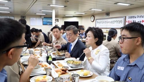 文대통령 "서해수호 역사 상징 2함대서 국군의날 행사 시의적절"