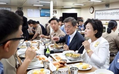 文대통령 "서해수호 역사 상징 2함대서 국군의날 행사 시의적절"