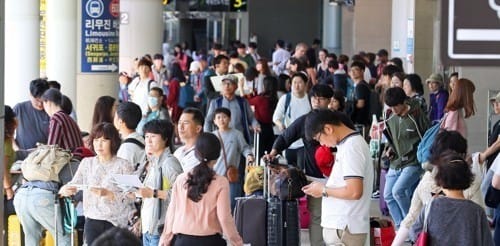 귀성 늦추고 황금연휴 만끽…관광지·공항 행락물결