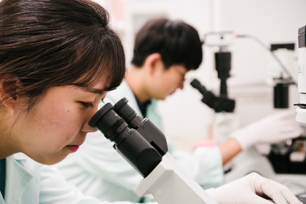 바이로메드 연구진이 서울대학교 본사 연구실에서 신약 연구를 진행하고 있다. 바이로메드 제공